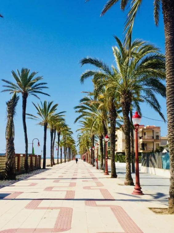 The Apartment Is Next To The Fine Sandy Beaches Vilanova i la Geltrú Exterior photo